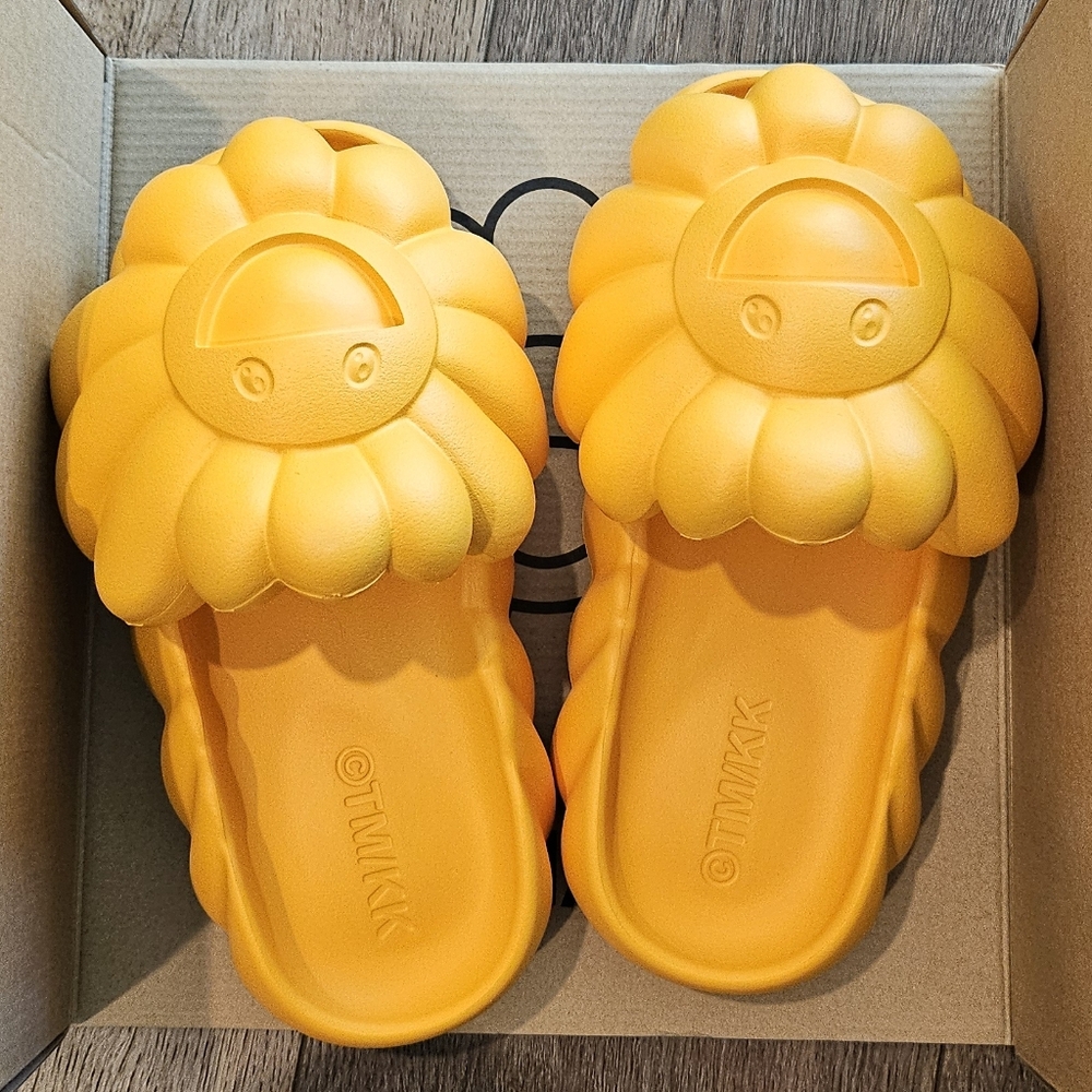 Takashi Murakami x Ohana Hatake slides (apricot)